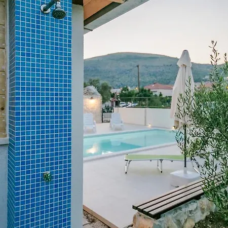 Seaside Mia 特罗吉尔