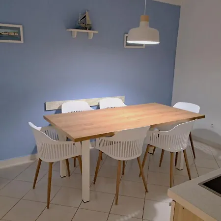 Seaside Mia فيلة تروغير