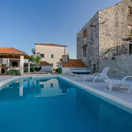 Seaside Mia فيلة تروغير